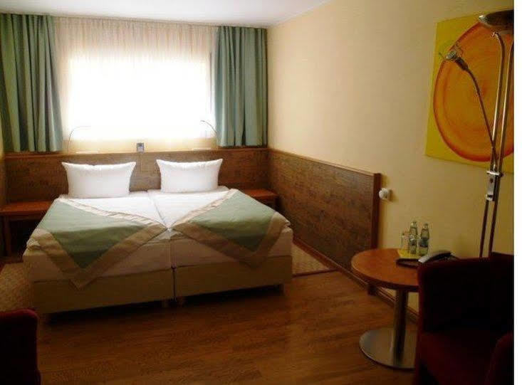 Port Inn Hotel Eichwalde Екстериор снимка